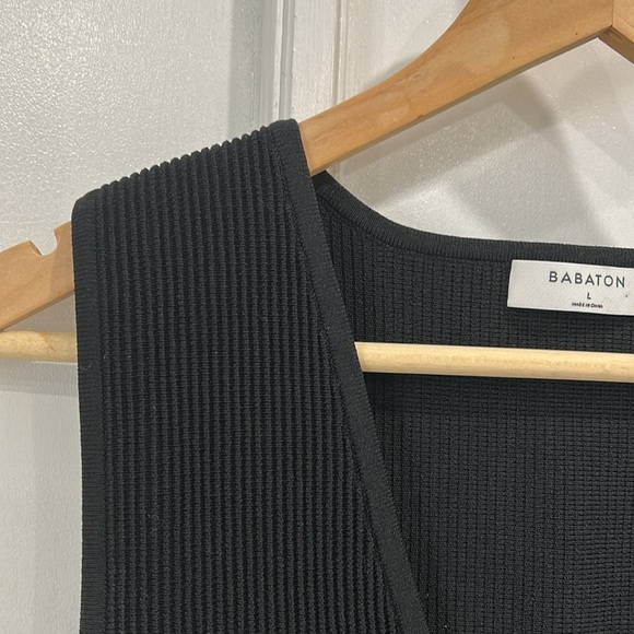 NWOT Aritzia Babaton Sculpt Knit Deep V-Neck Minimalist Crop Tank in Black - L - Picture 4 of 8